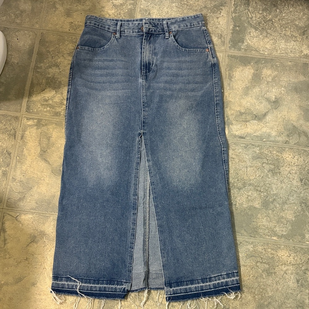 Adorable Women's Blue Denim Maxi Skirt - EUC only worn 2 times!